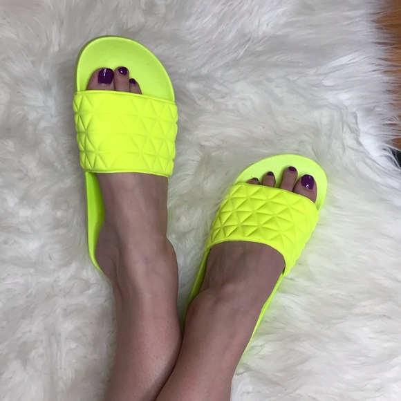 🆕 Rylie Neon Yellow Quilted Slide - Picture 7 of 8